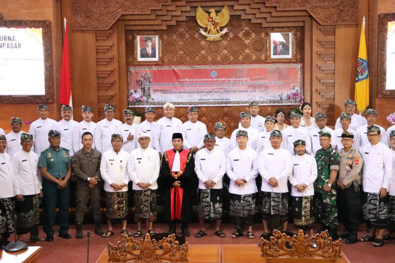 45 Anggota DPRD Kota Denpasar Periode 2024-2029 Dikukuhkan, Walikota Jaya Negara Tekankan Sinergitas Dukung Pembangunan FORUMKEADILANBali.com – Setel