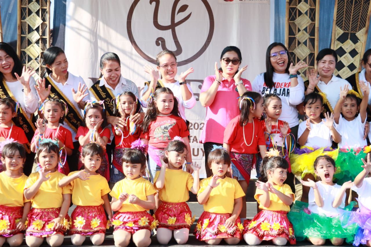 Bunda PAUD Ny. Antari Jaya Negara Buka Penampilan Kreativitas Siswa TK
