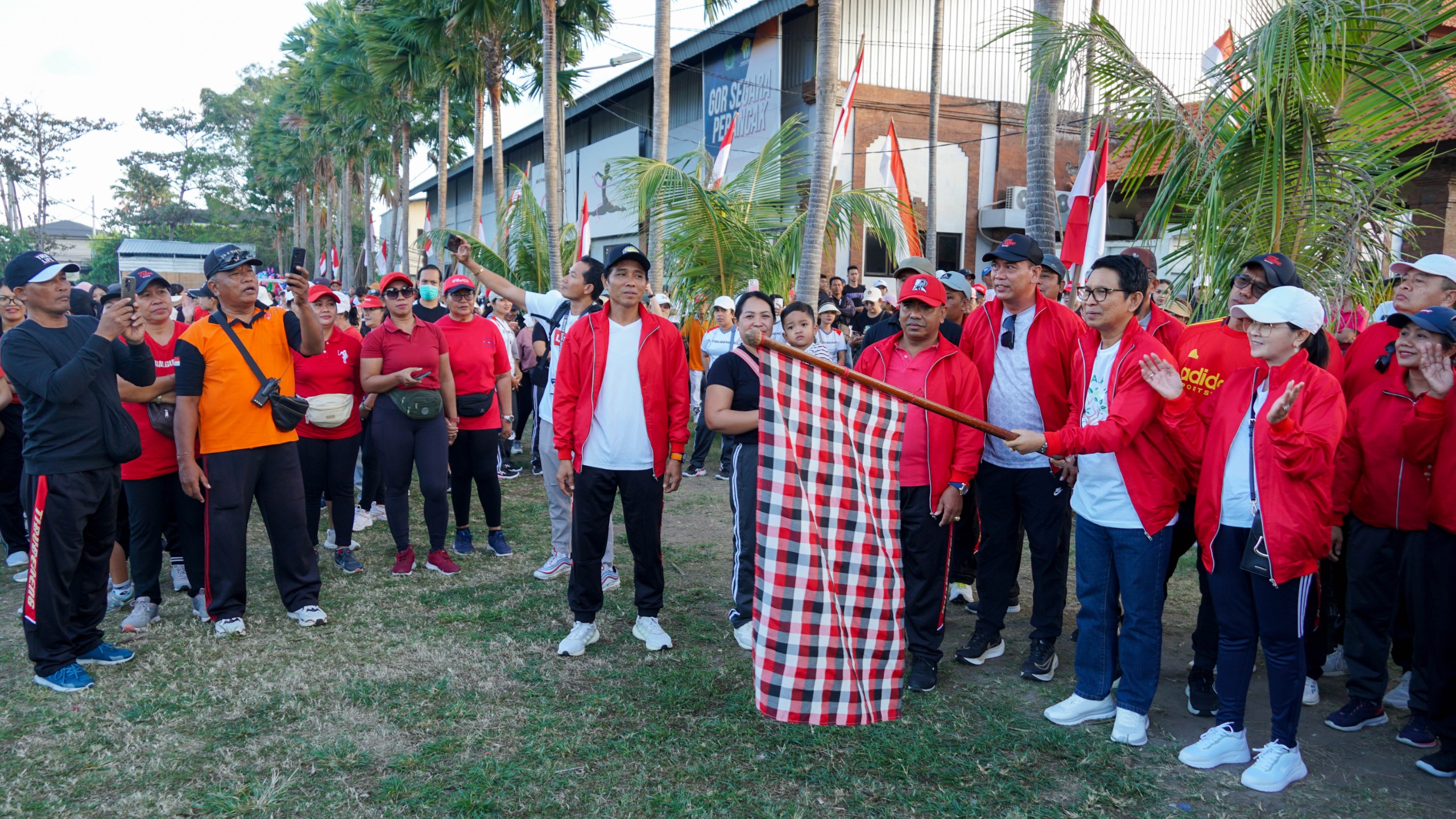 Ribuan Peserta Ikuti Jalan Sehat Porsenides Desa Tibubeneng 2024