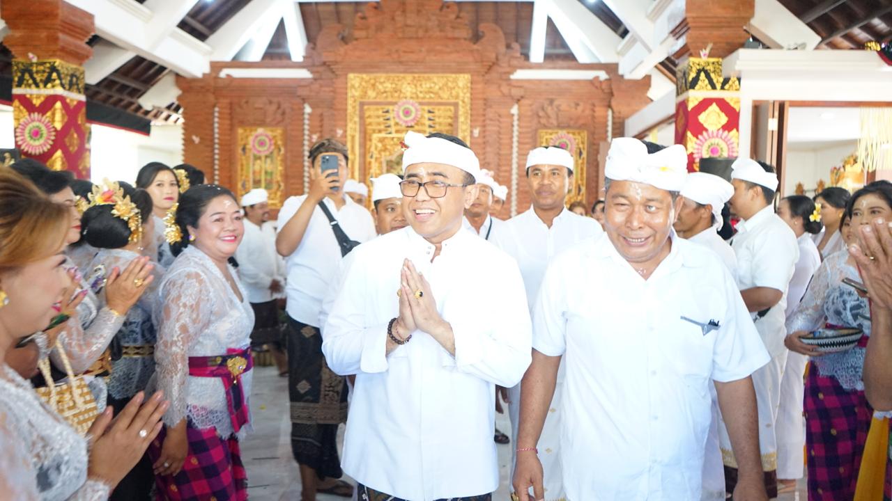 Walikota Jaya Negara Saksikan Karya Melaspas dan Mecaru di Balai Banjar Adat Peken, Renon
