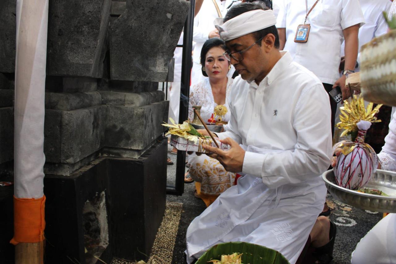Walikota Jaya Negara Mendem padagingan di Candi Bentar Pura Ratu Begawan Penyarikan, Banjar Pekambingan