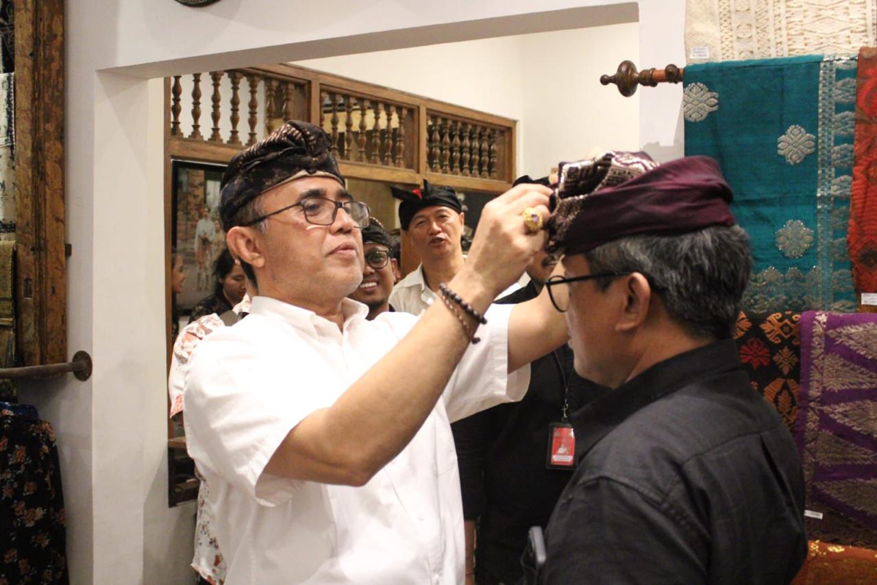 Support UMKM Lokal, Walikota Jaya Negara Resmikan Toko Busana Adat Simbar Bali Klasik