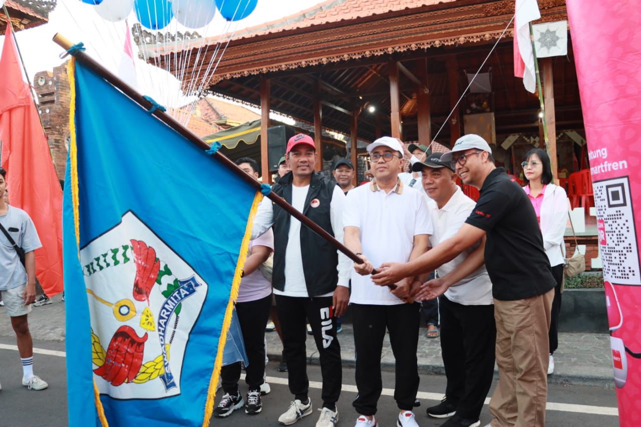 Walikota Jaya Negara Lepas Jalan Sehat HUT ST Swadharmita, Banjar Ceramcam