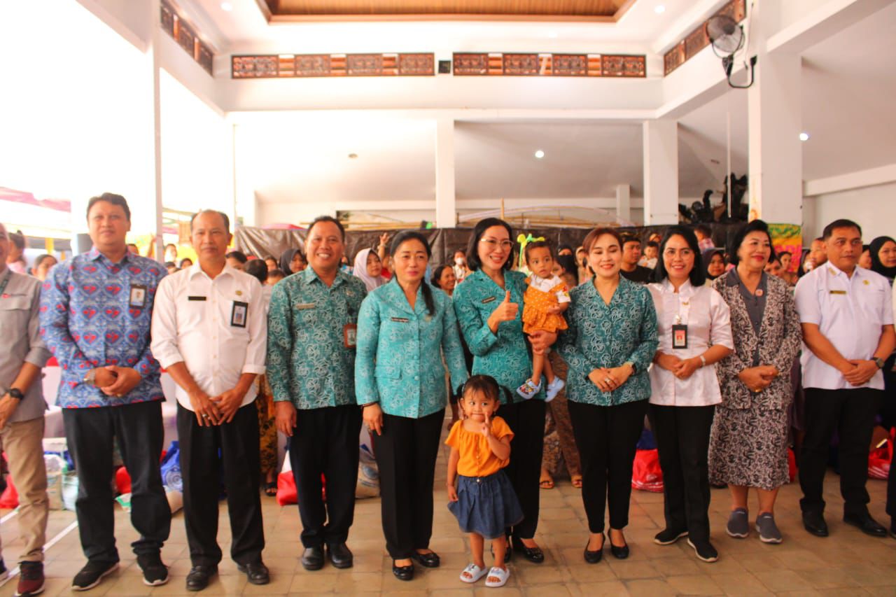 Ny. Antari Jaya Negara Dampingi Pj. Ketua TP PKK Provinsi Bali ”Berkunjung dan Berbagi” di Desa Tegal Harum
