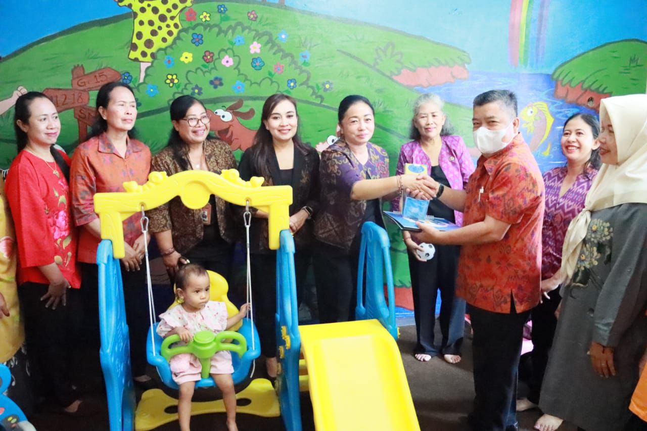 Pantau Tumbuh Kembang Anak, Ny. Antari Jaya Negara Serahkan Alat Bantu BKB Kit Stunting
