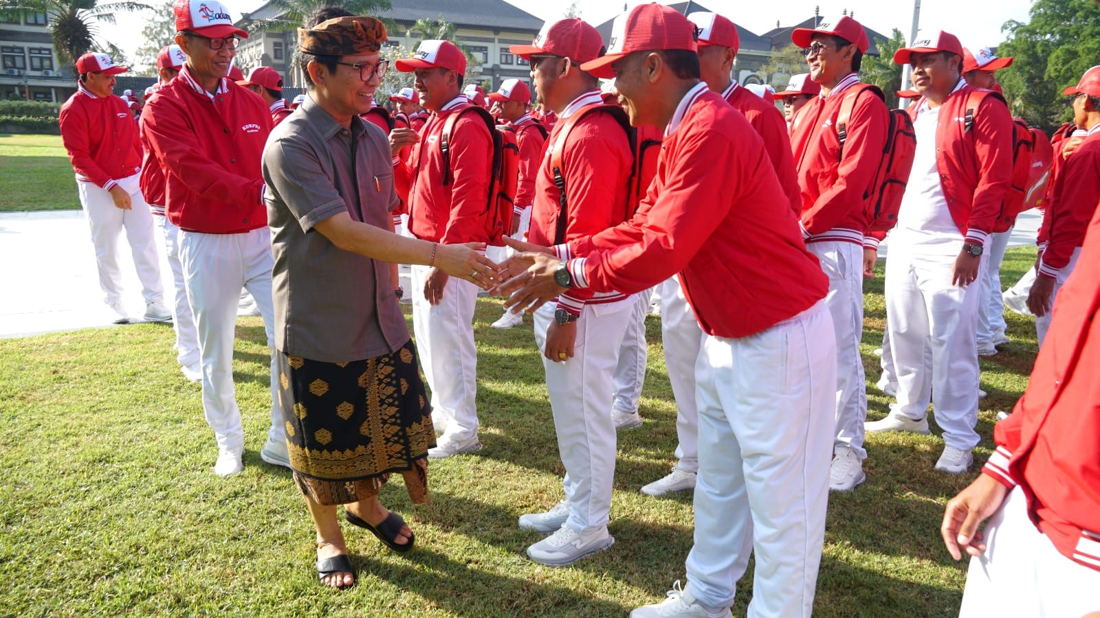 Sekda Adi Arnawa Lepas Kontingen KORPRI Pemkab Badung
