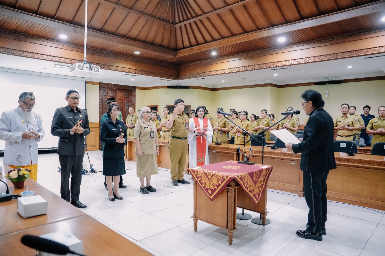 Bupati Giri Prasta Lantik dua Pejabat Eselon II dan 39 Pejabat Fungsional