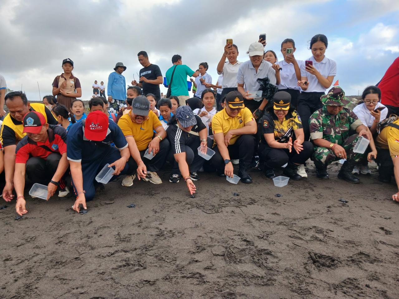 Peringati HUT Ke-79 Kemerdekaan RI, Denpasar Timur Bersih-bersih dan Lepas Tukik di Pantai Biaung