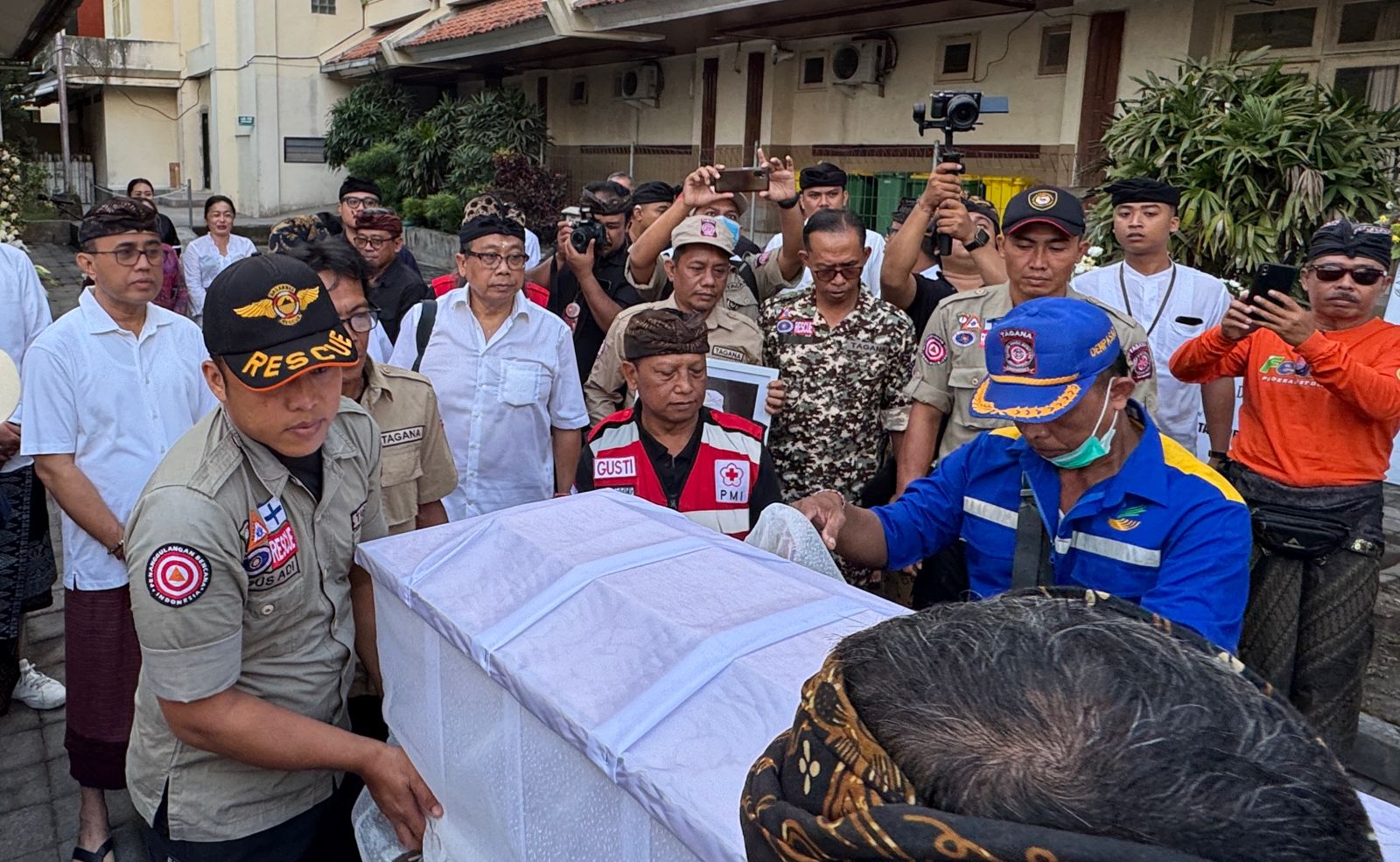 Walikota Jaya Negara Pimpin Pelepasan Jenazah IGA Putera Dhyana di RSUD Wangaya