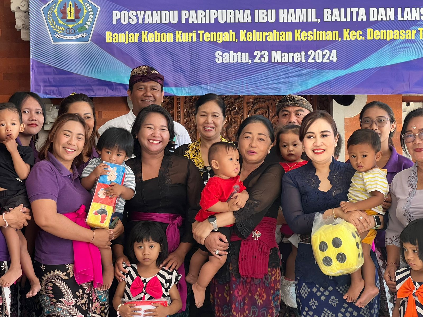 Pemkot Denpasar Serahkan Alat Bantu BKB Kit Stunting di Kelurahan Kesiman