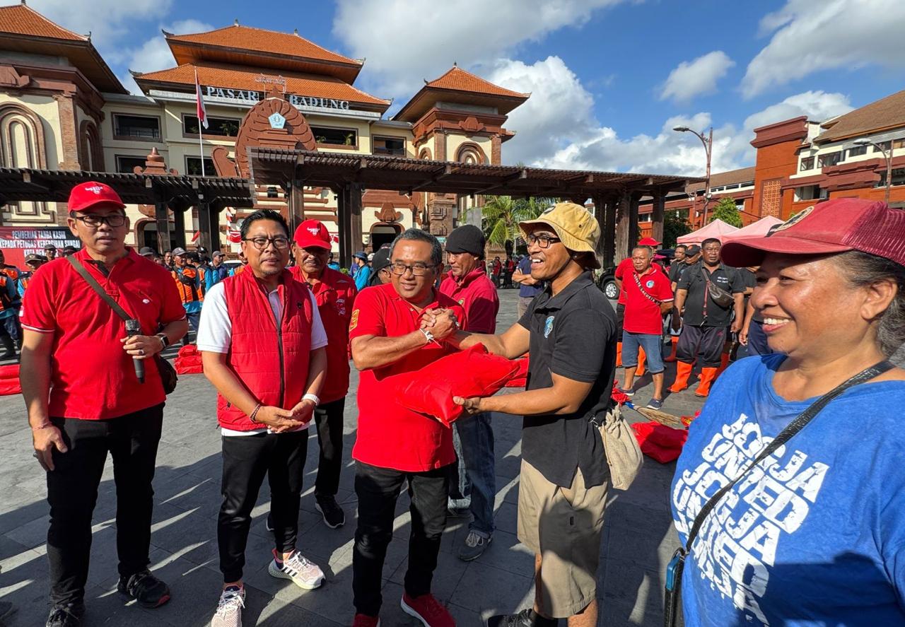 DPC PDIP Kota Denpasar Gelar Aksi Bersih Sampah dan Pemberian Tanda Kasih di Kawasan Tukad Badung