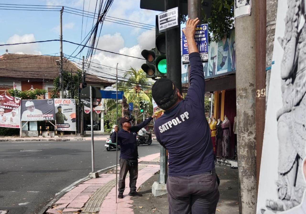 Jaga Keindahan Kota, Satpol PP Kota Denpasar Tertibkan Baliho Kadaluwarsa