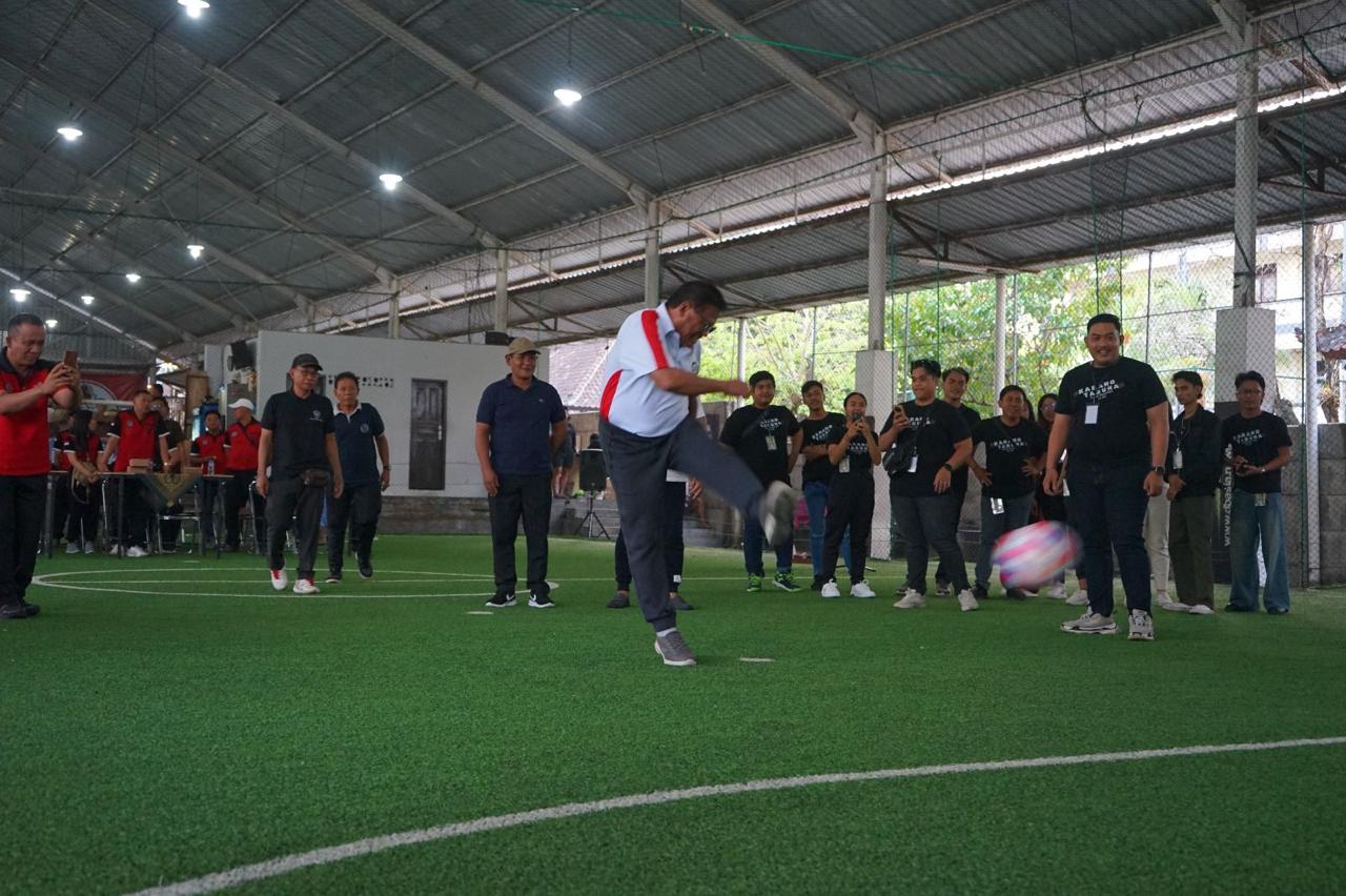 Sekda Alit Wiradana Buka Turnamen Futsal Padangsambian Cup 2