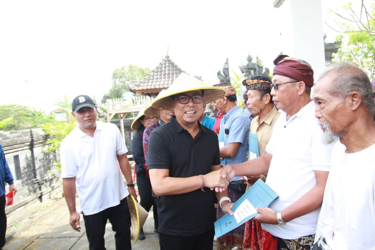 Perkuat Sektor Pertanian, Wawali Arya Wibawa Serahkan Bantuan Hibah Kepada Petani