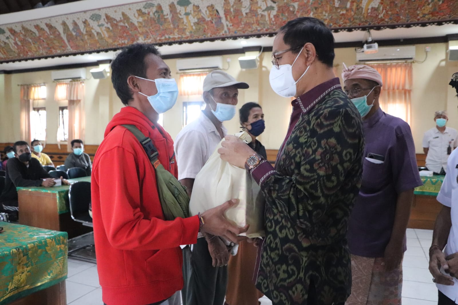 Tingkatkan Kesehatan, Wabup Suiasa Serahkan PMT Bagi Penderita TBC