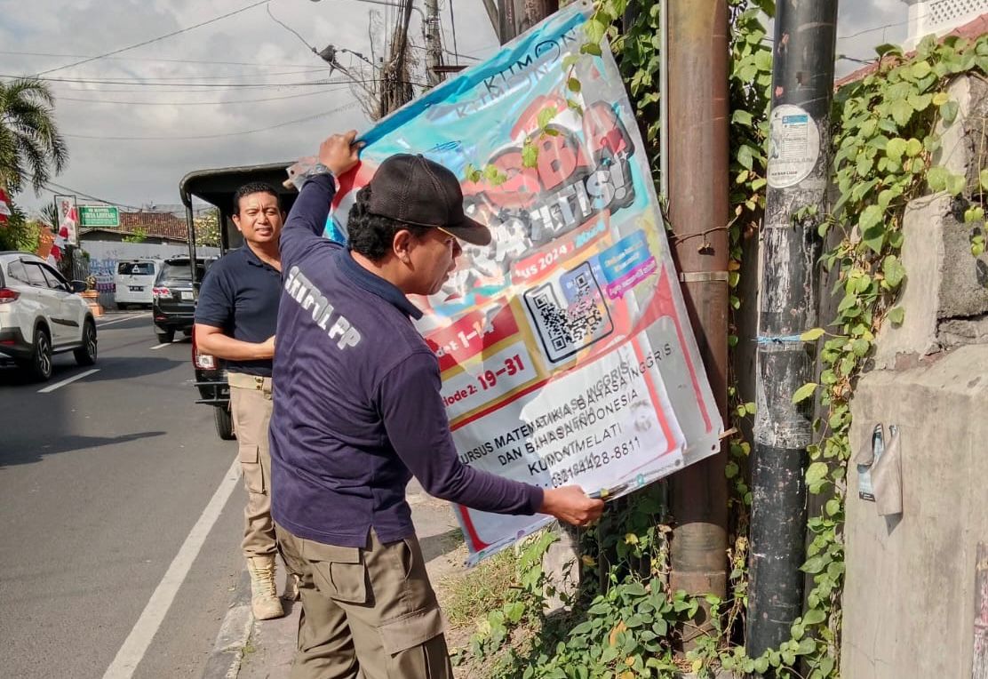 Satpol PP Kota Denpasar Berangus Baliho dan Spanduk Tanpa Izin