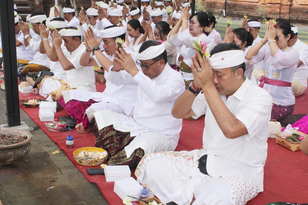 Hari Raya Tumpek Wariga, Pemkot Denpasar Gelar Persembahyangan dan Prosesi Nguduh Berbagai Jenis Tumbuhan