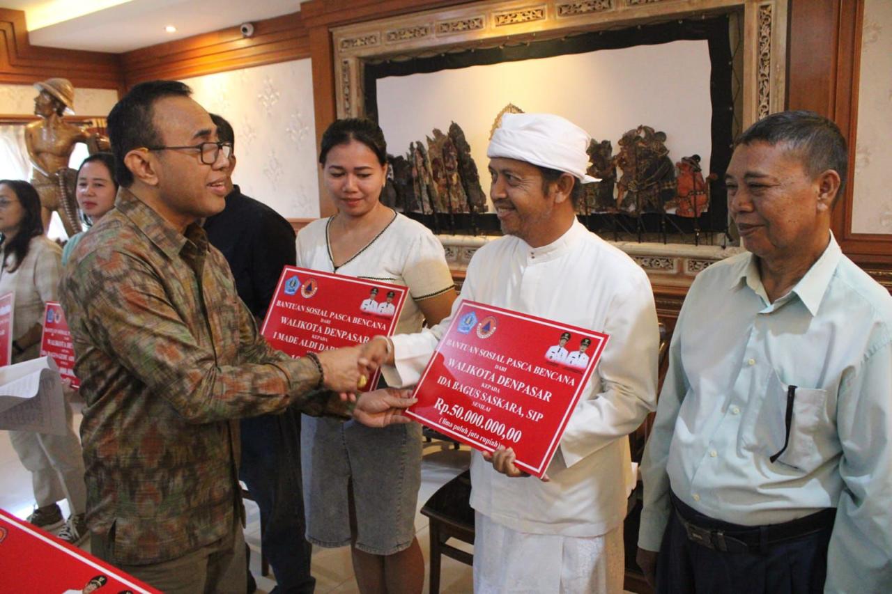 Ringankan Beban Masyarakat, Walikota Jaya Negara Serahkan Bantuan Sosial Pasca Bencana