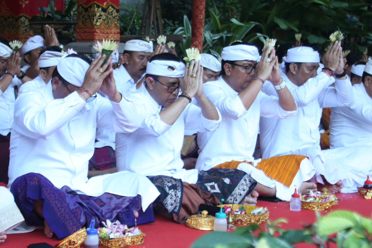 Pujawali Pura Praja Natha Kantor Walikota Denpasar, Jajaran Pemkot Denpasar Gelar Persembahyangan Bersama
