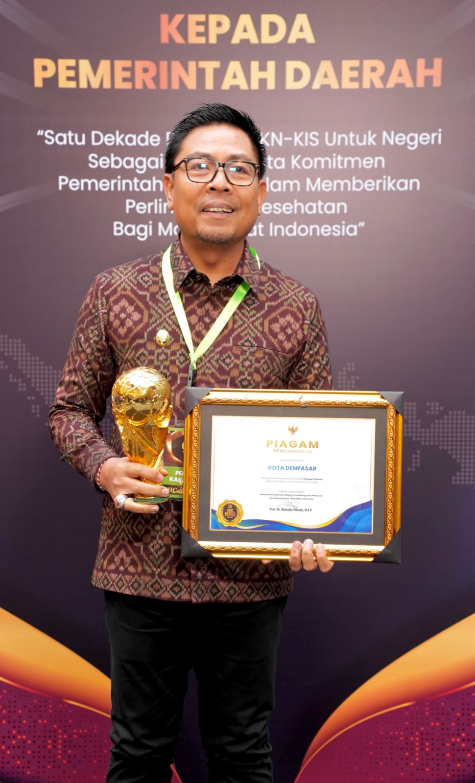 Pemkot Denpasar Terima Penghargaan UHC Kategori Utama 2024