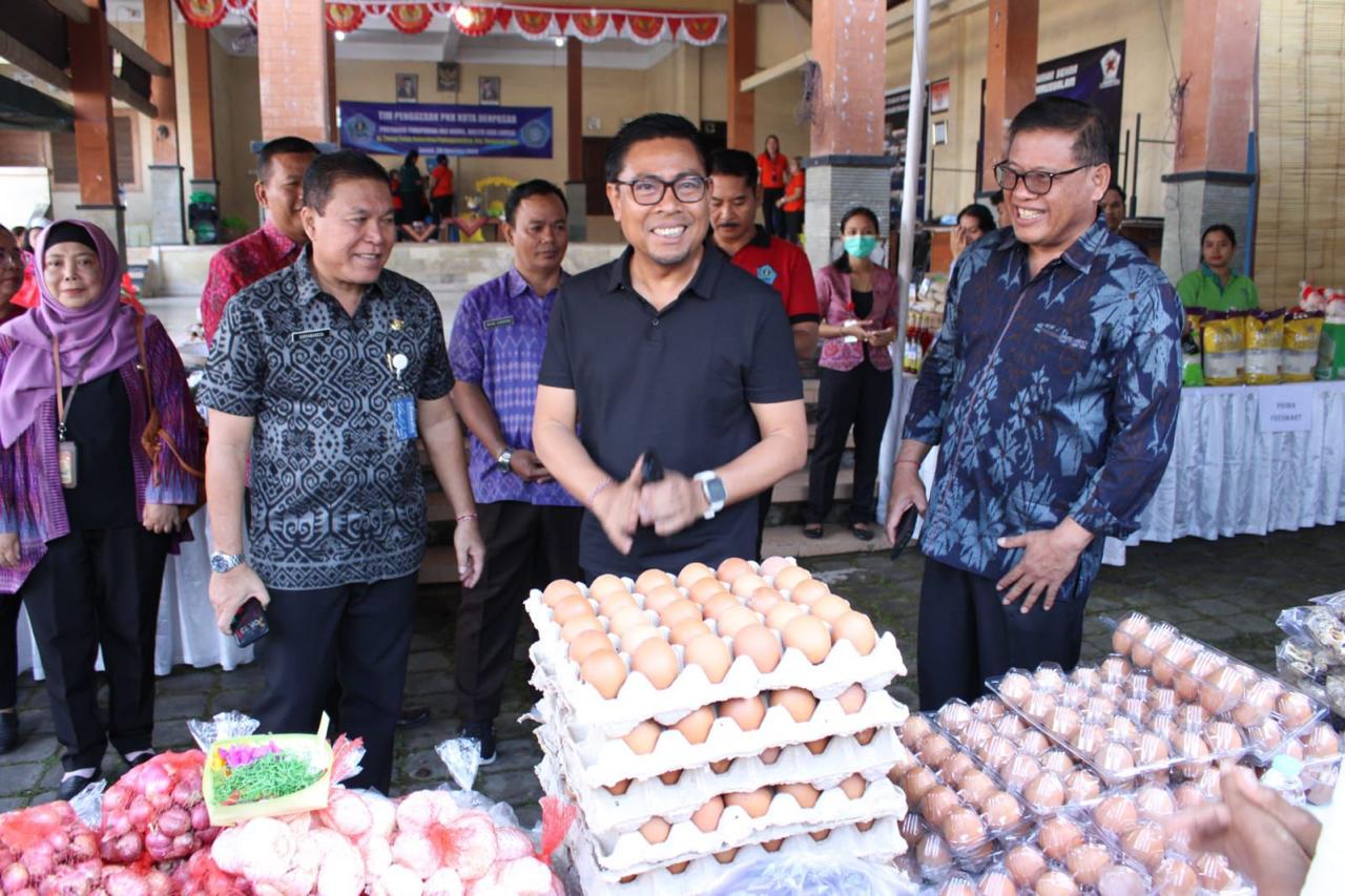 Jaga Stabilitas Inflasi, Wawali Arya Wibawa Tinjau Bazar Pangan di Banjar Taman Sekar Padangsambian