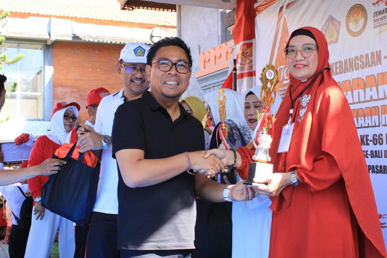 Wawali Arya Wibawa Serahkan Piala Bergilir Kepada Pemenang Lomba Paduan Suara