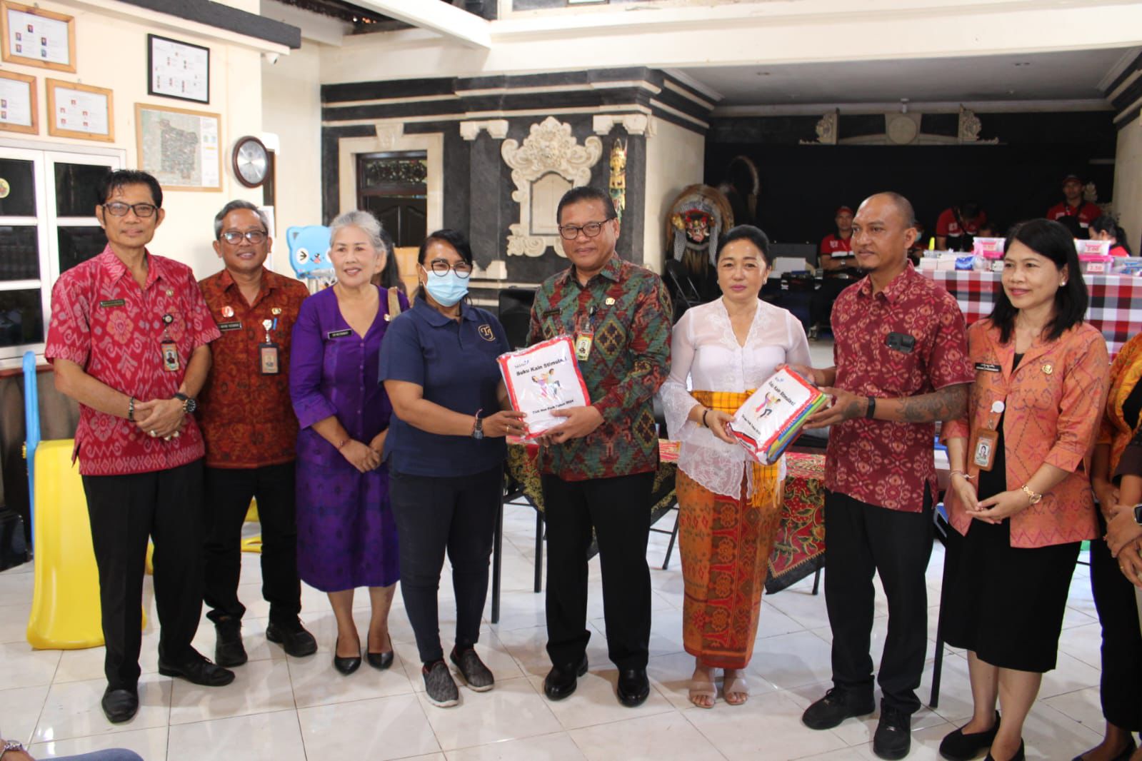 Pemkot Denpasar Serahkan  Alat Bantu BKB Kit Stunting di Banjar Tegeh Sari Tonja