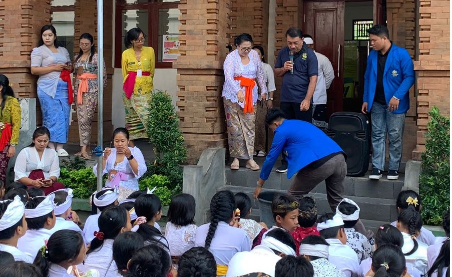 Bentuk Karakter Peduli Lingkungan, Siswa SD di Denpasar Dilatih Buat Kompos