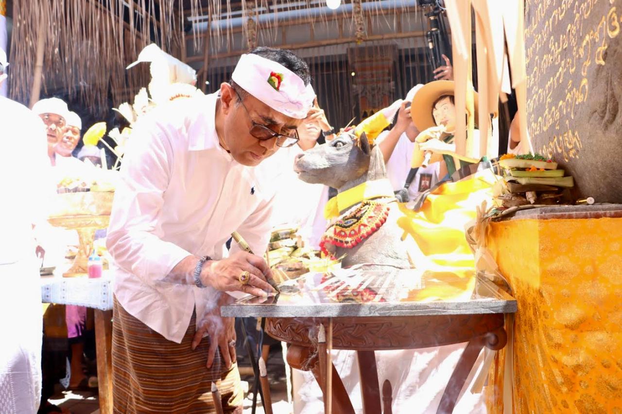 Walikota Jaya Negara Tandatangani Prasasti di Pura Anyar Bhagawan Penyarikan, Desa Adat Peguyangan