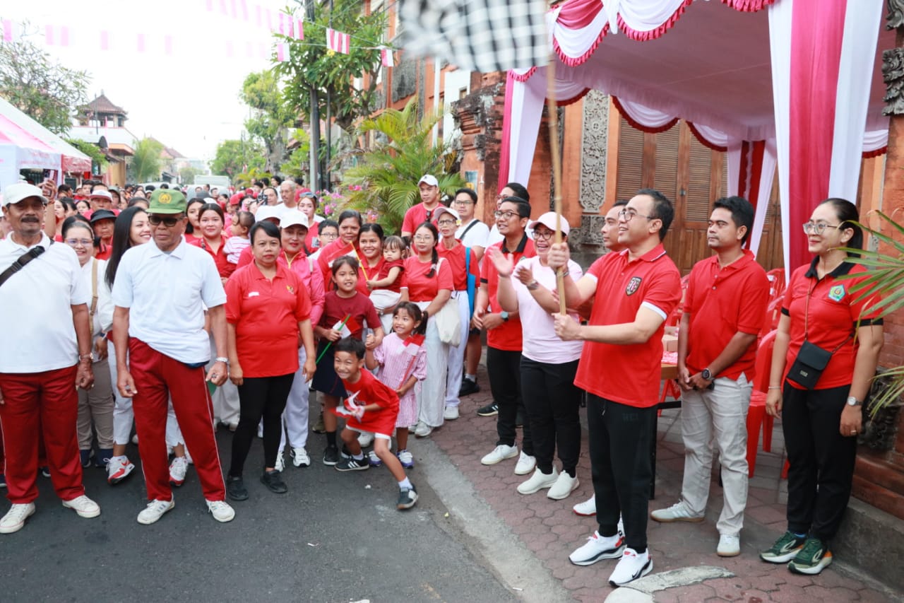 MeriahkanHUT Ke-59 RI,  Walikota Jaya Negara Lepas Jalan Sehat Br. Kaliungu Kelod