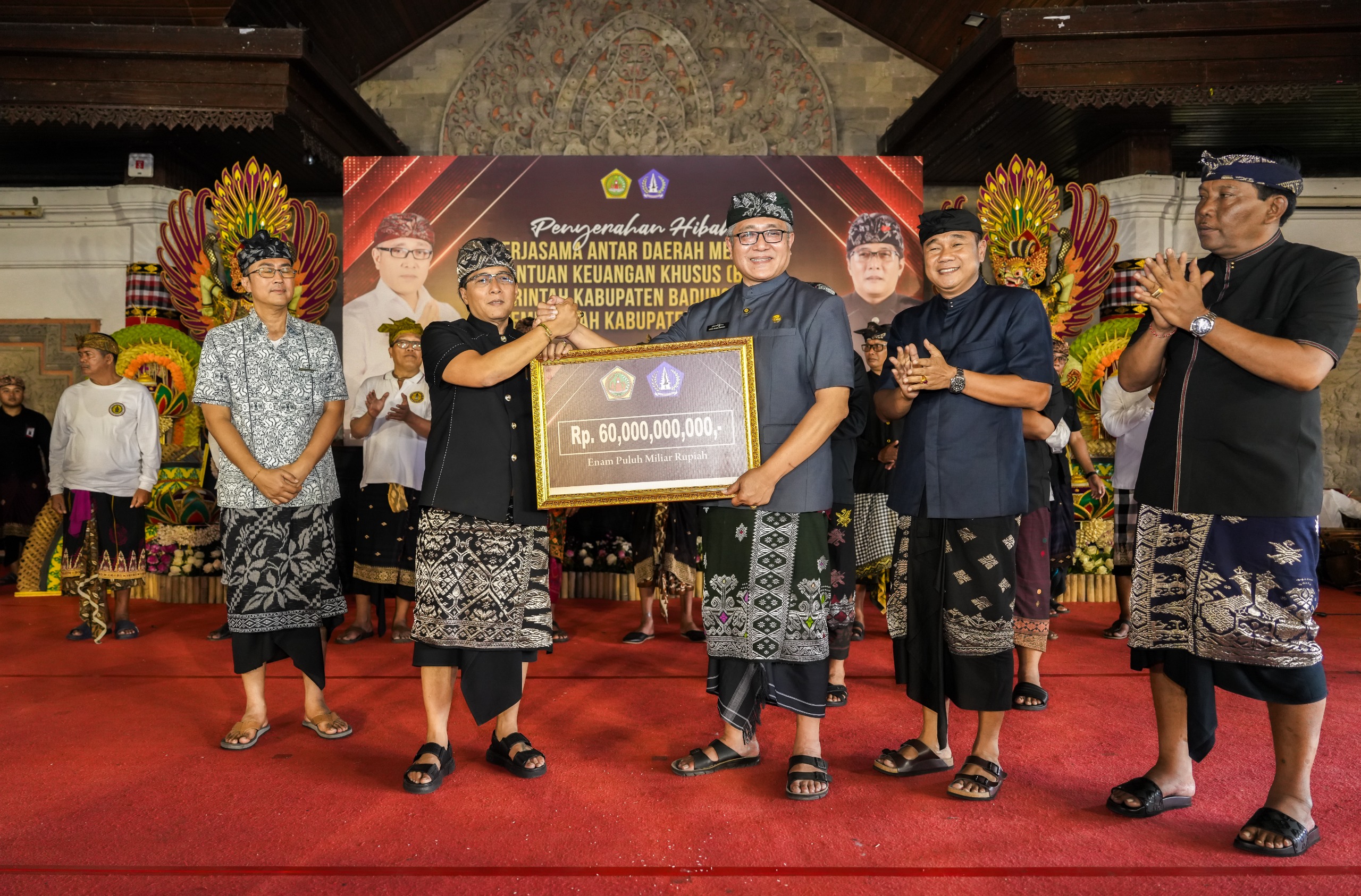 Program Badung Angelus Buana, Bupati Giri Prasta  Serahkan Bantuan Hibah Rp81 miliar di Gianyar 