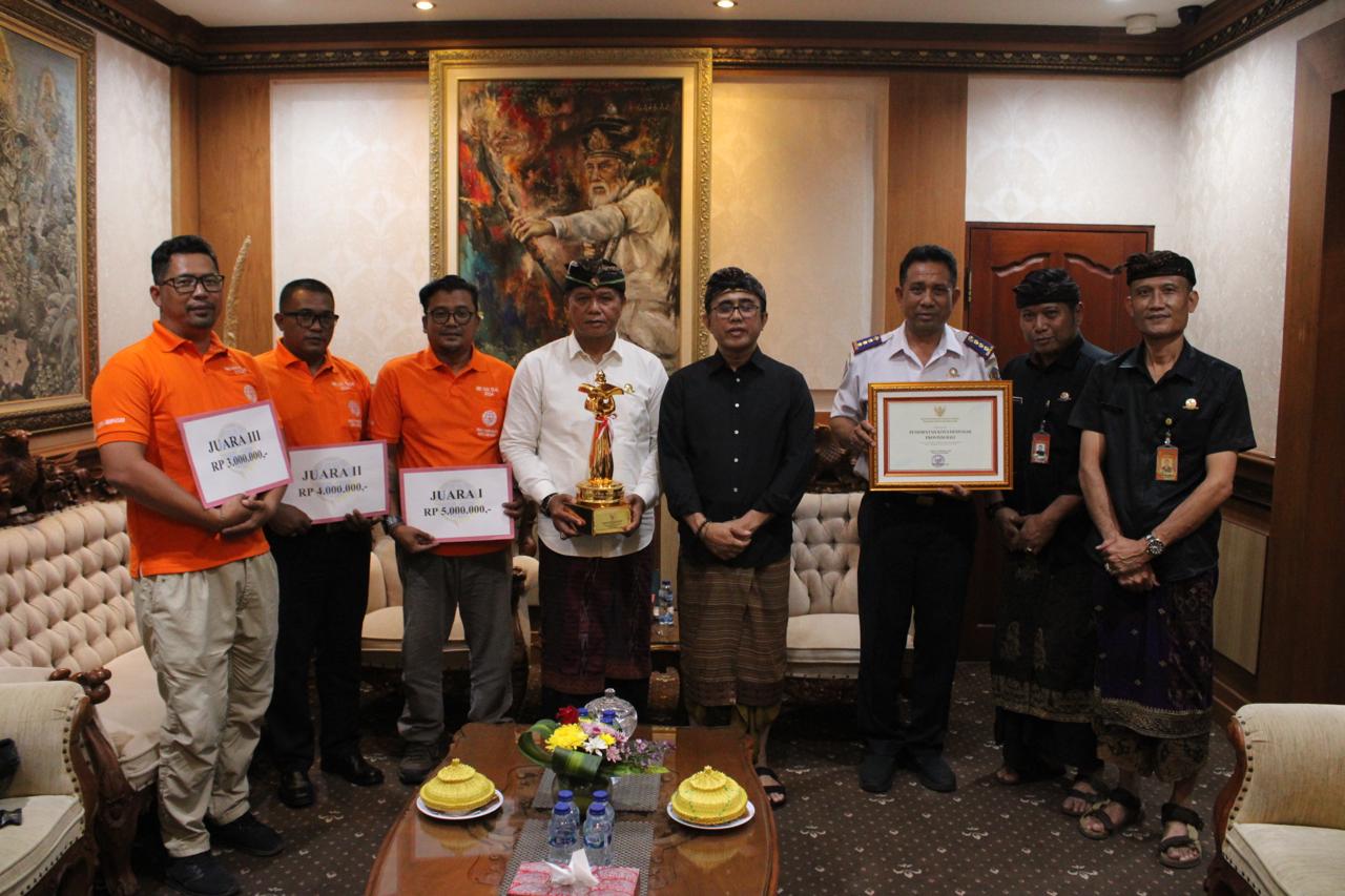 Walikota Jaya Negara Serahkan Apresiasi Pemenang Lomba Abdi Yasa Teladan 2024