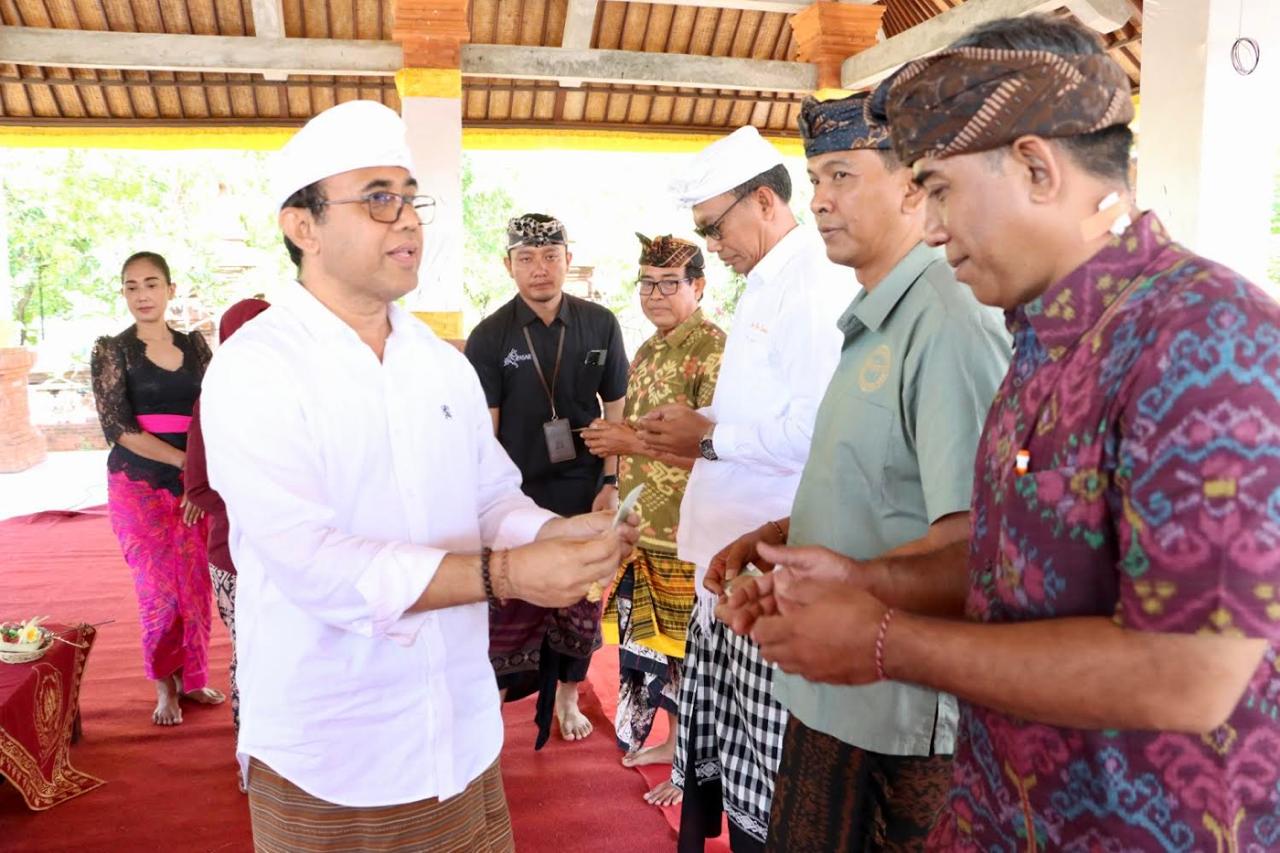Walikota Jaya Negara Serahkan Kartu BPJS Ketenagakerjaan kepada Klian Adat se-Kecamatan Denut dan Denbar