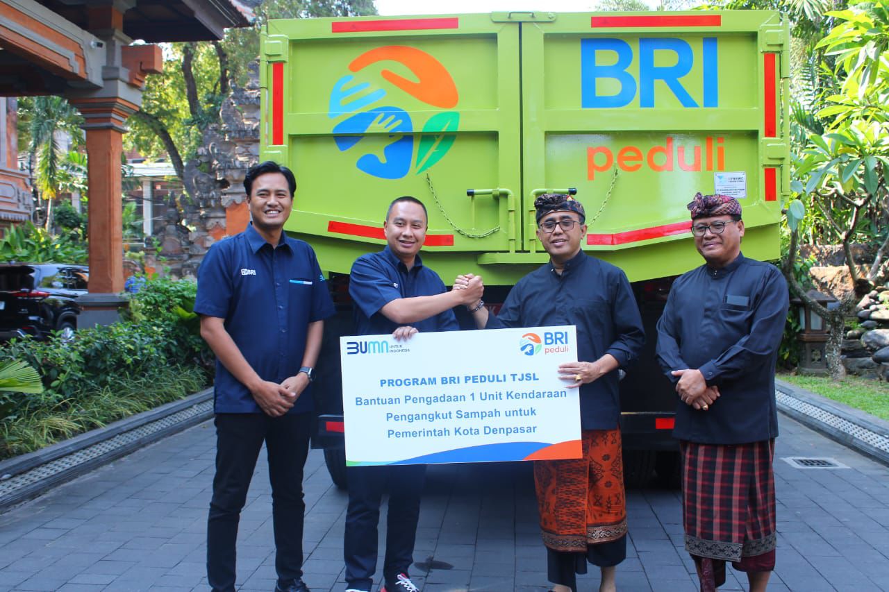 Pemkot Denpasar Terima Satu Dump Truck Pengangkut Sampah dari BRI