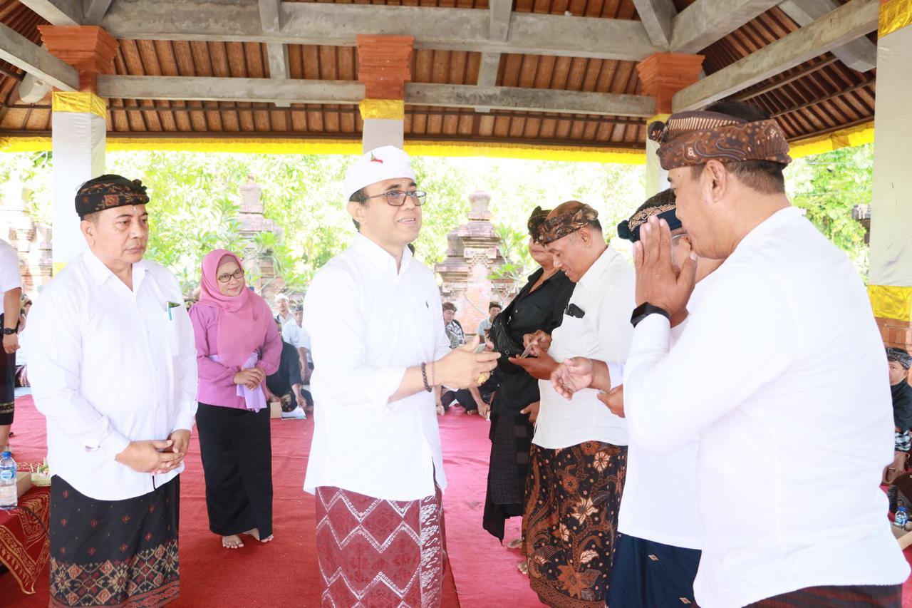 Berikan Perlindungan Sosial Kelihan Adat, Walikota Jaya Negara Serahkan Kartu BPJS Ketenagakerjaan