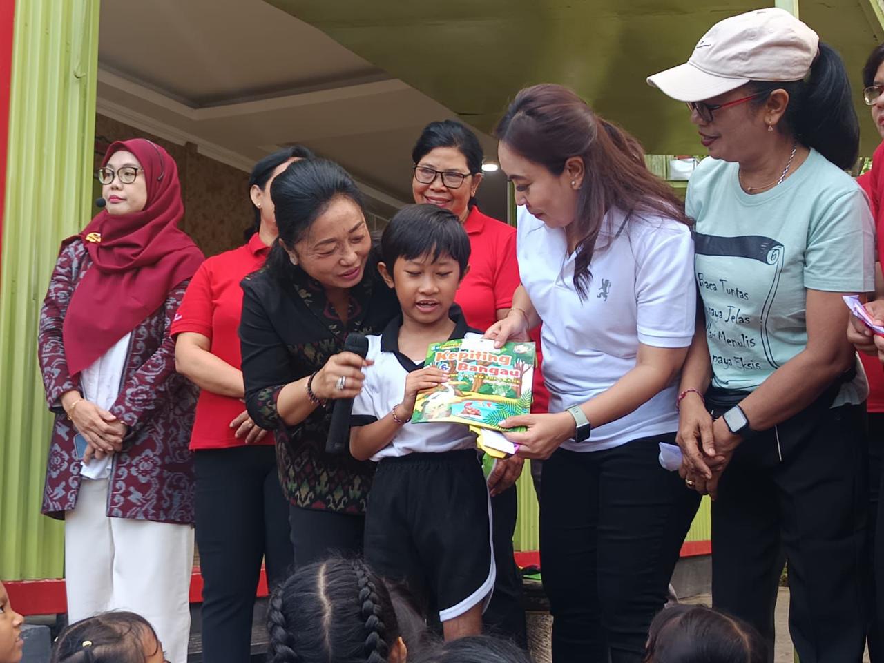 Hari Kunjung Perpustakaan, Ny. Antari Jaya Negara Sapa Anak – Anak di Taman Janggan