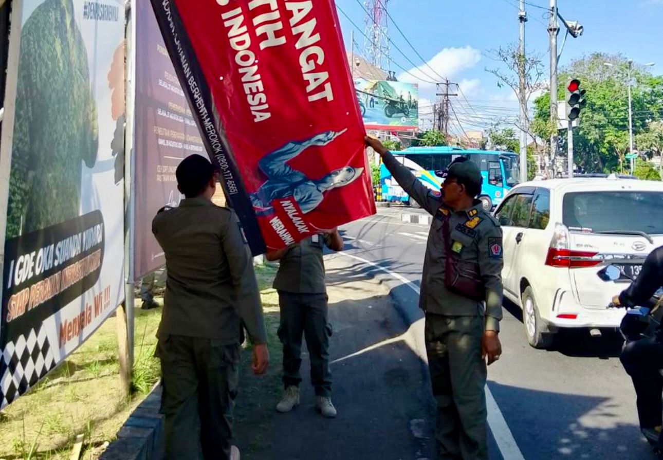 Satpol PP Kota Denpasar Berangus Baliho dan Spanduk Kedaluwarsa