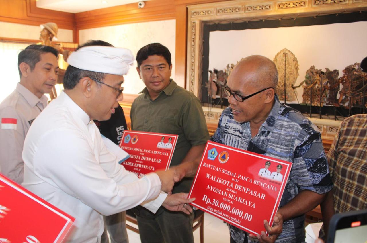 Walikota Jaya Negara Serahkan Bantuan Sosial Pasca Bencana dan Santunan Duka Cita Kepada Masyarakat Denpasar