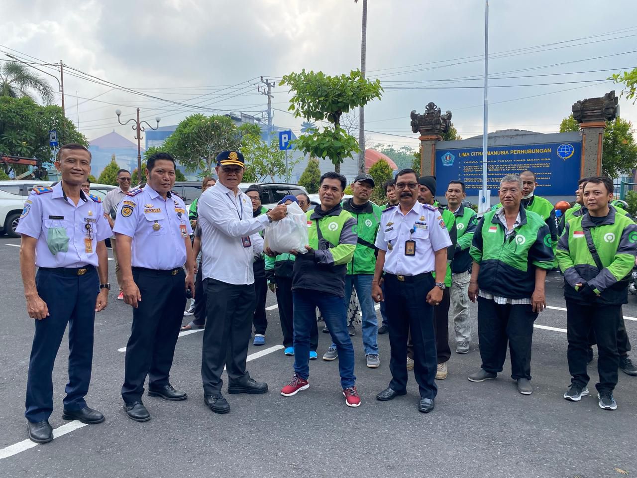 Peringati Harhubnas, Dishub Denpasar Bagikan 200 Paket Sembako Kepada Driver Gojek