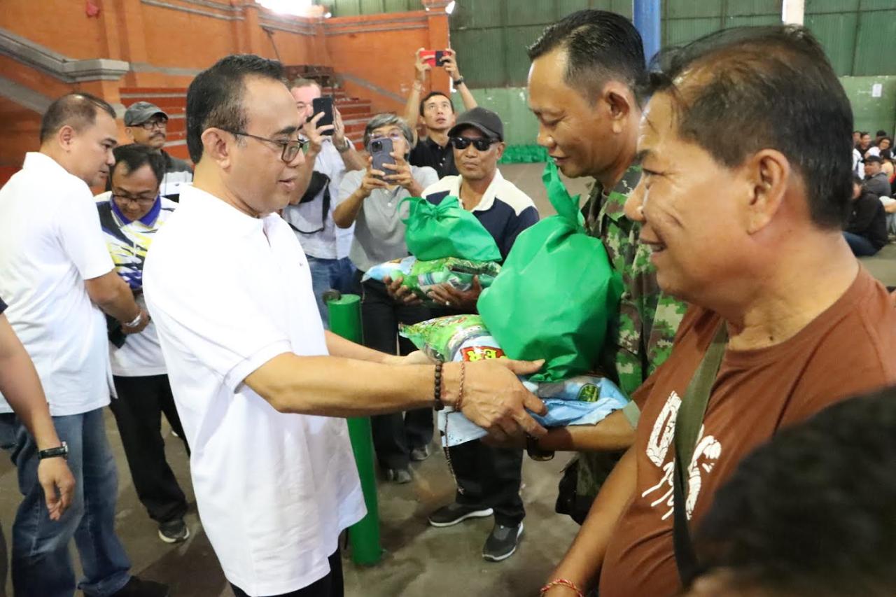 Apresiasi Kelompok Swakelola Sampah, Walikota Jaya Negara Serahkan 1.428 Paket Sembako