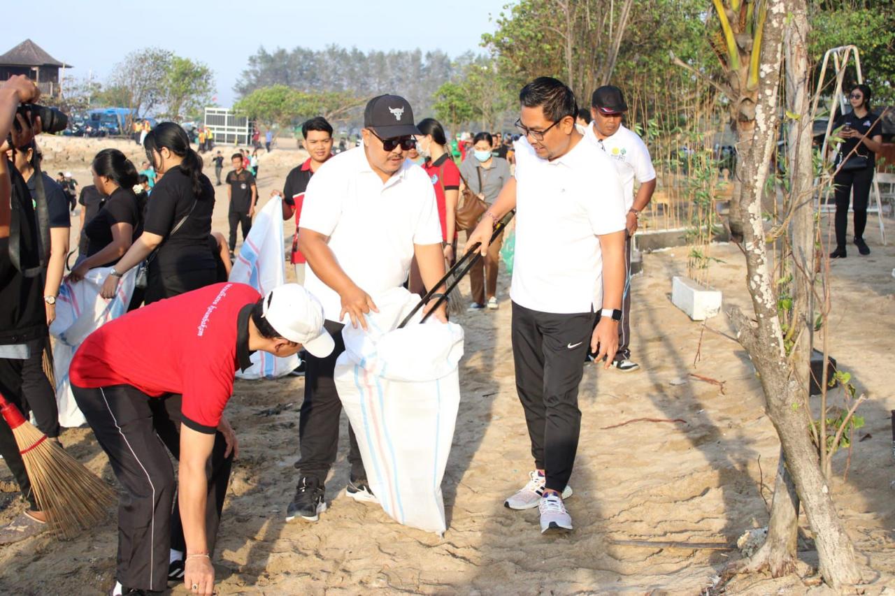 Peringati World Clean Up Day, Pemkot Denpasar Gelar Aksi Bersih-bersih di Pantai Mertasari Sanur