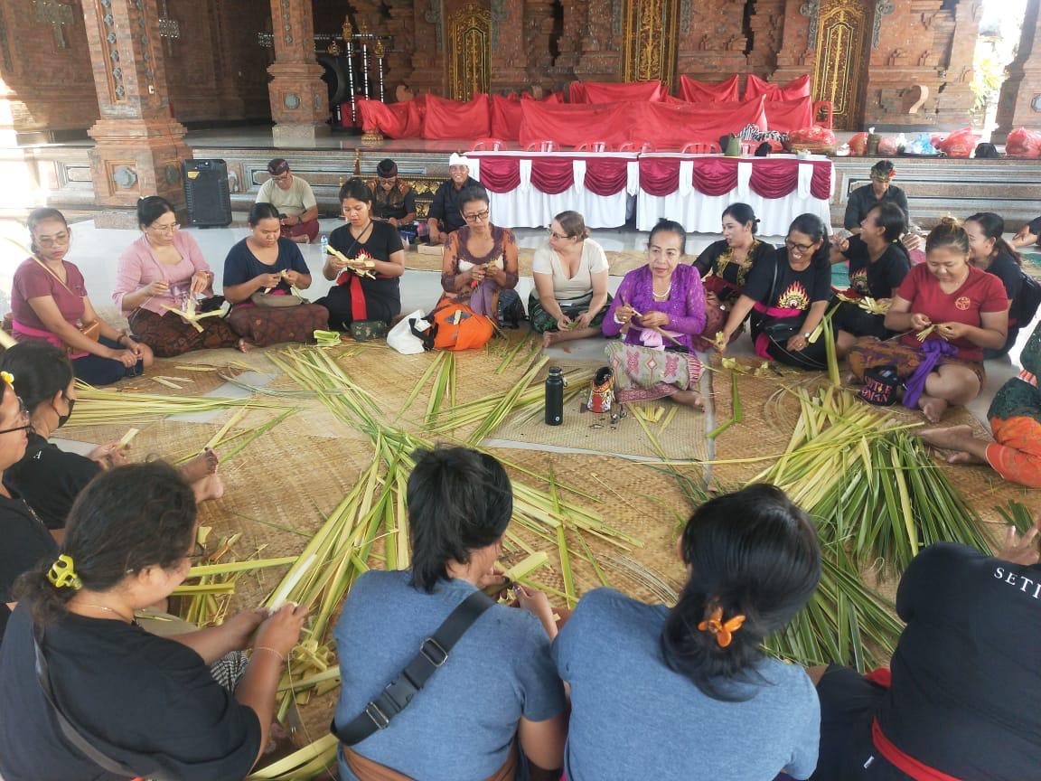 Kelurahan Pedungan Gelar Pelatihan Banten Otonan Ayaban Tumpeng Solas