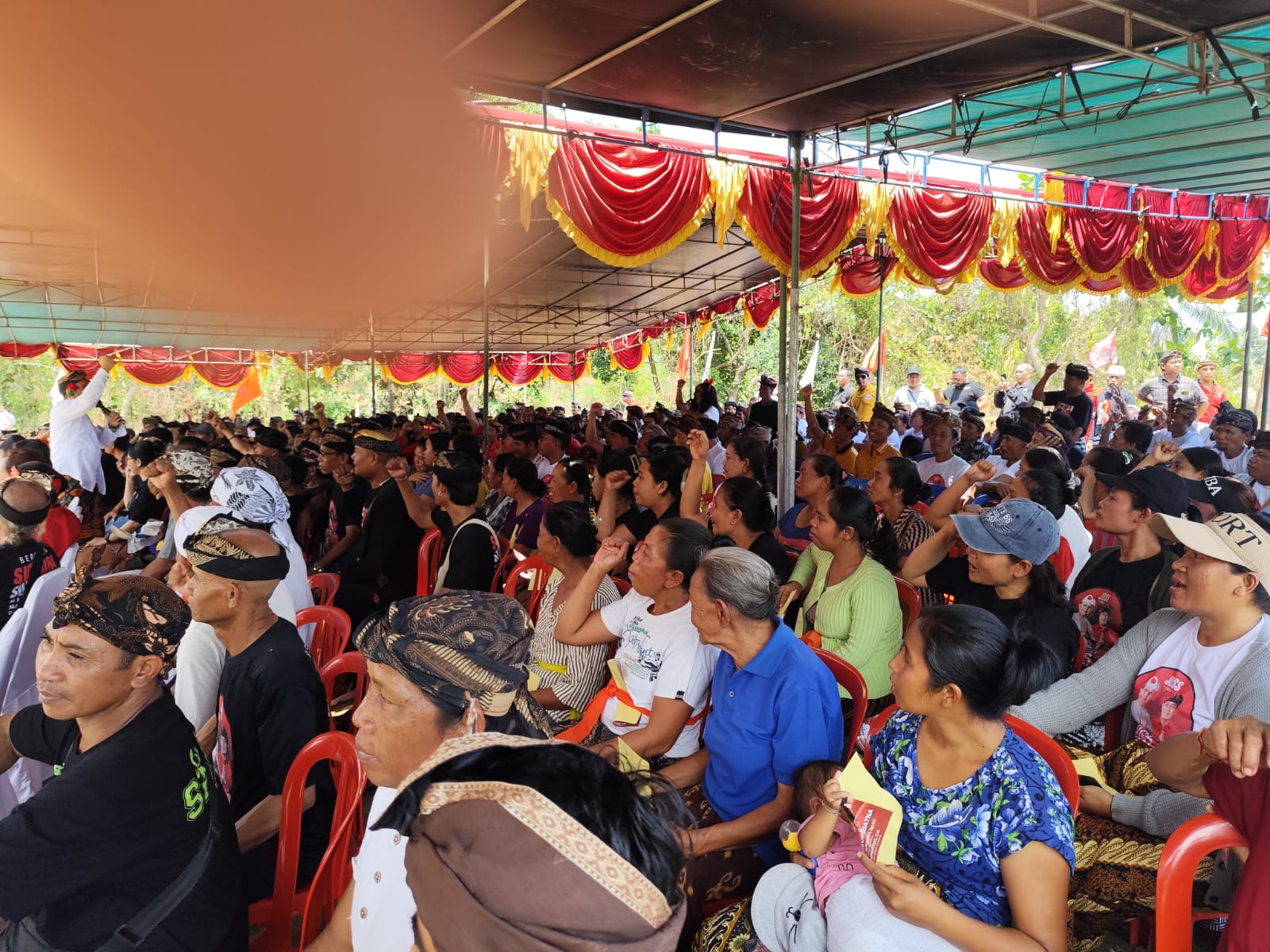 Ratusan Warga Rela Panas-panasan Jumpa Koster-Giri dan Joss 24, Wayan Koster Akan Bangun Wantilan Desa