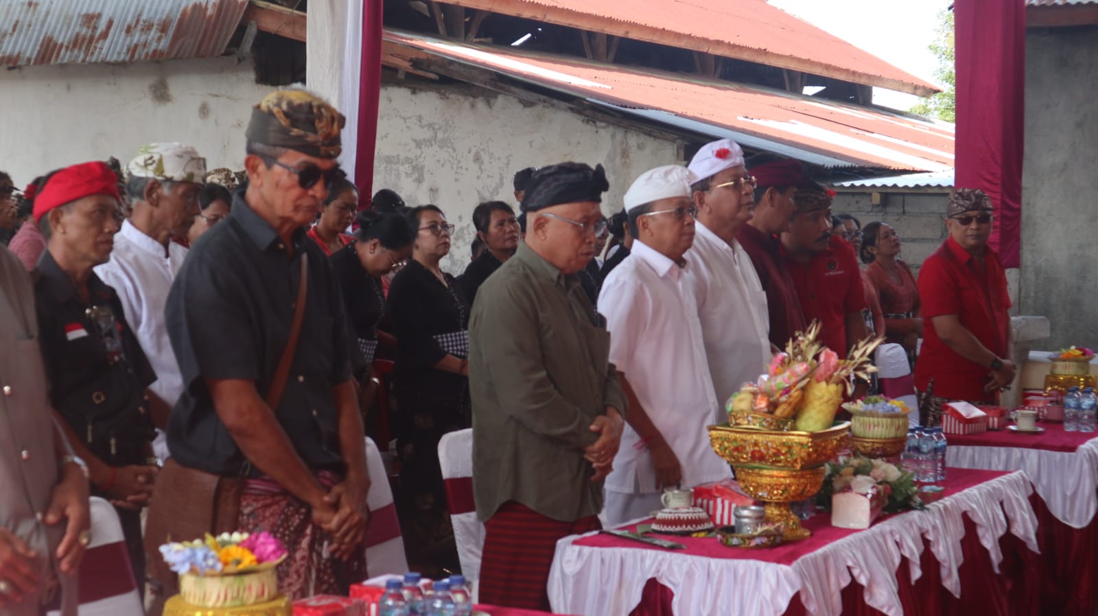 Ratusan Warga Gobleg Ucapkan Selamat Ulang Tahun kepada Wayan Koster