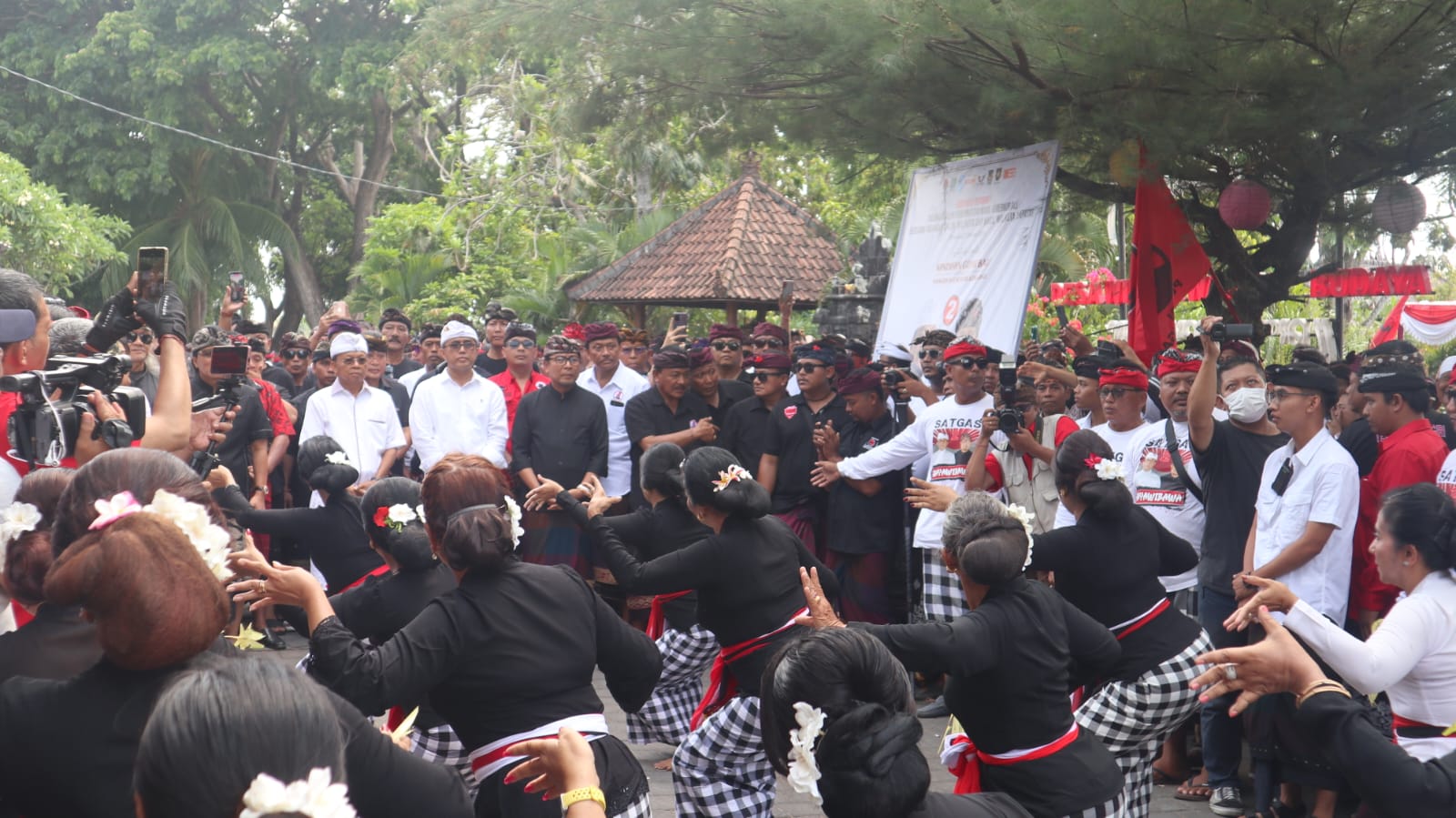 Dihadapan Ribuan Krama Denpasar, Koster-Giri Prioritas Tuntaskan Sampah dan Kemacetan