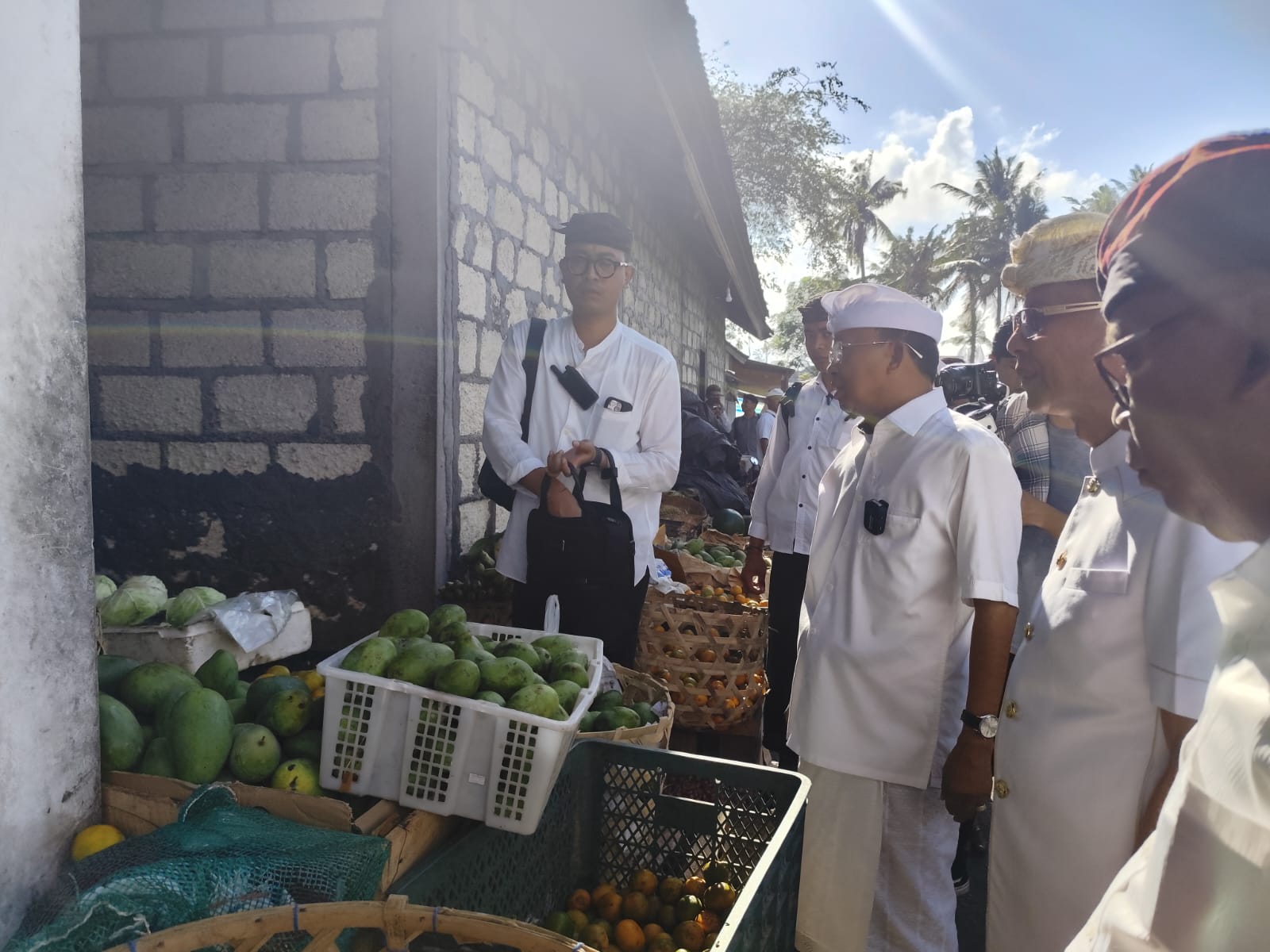 Prihatin Pedagang Kehujanan, Koster-Giri Siap Bangun Pasar Sampalan dan Terbukti Bangun Sekolah di Nusa Penida