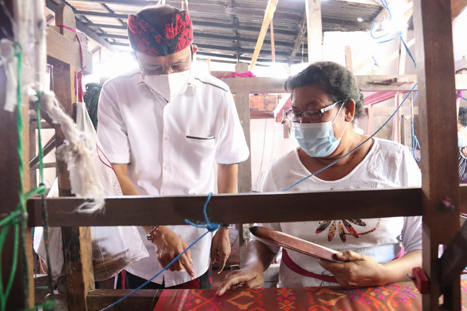 Wayan Koster Pencetus Habitat Baru Penggunaan Busana Bali di Lingkungan Pemerintah dan Event Dunia di Bali
