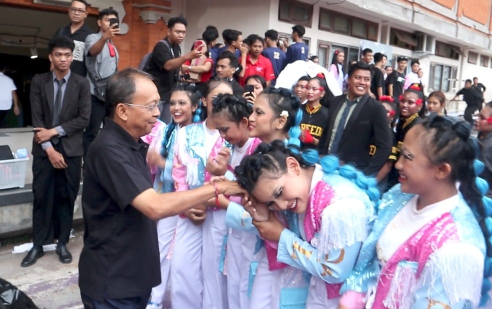 Cheerleaders dan Penonton DBL 2024 Antusias Jumpa Wayan Koster, Teriakan Pak Yan Menggema