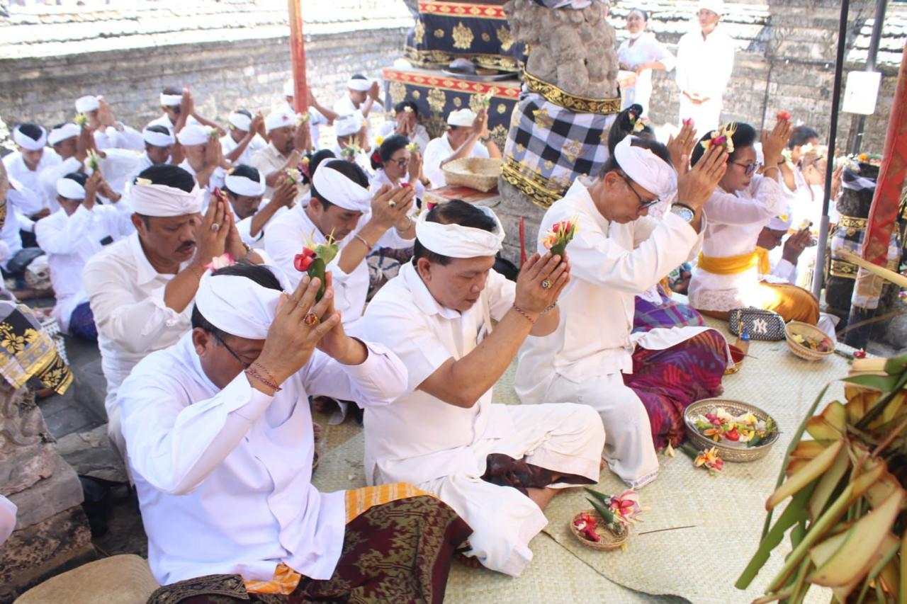 Pjs. Walikota Dewa Mahendra Ngaturang Bhakti Pujawali di Pura Dalem Sakenan