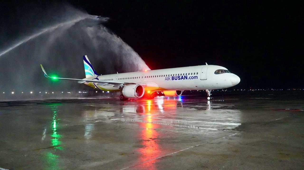 Pertama Kali Beroperasi di Indonesia, Air Busan Mendarat Perdana di Bandara I Gusti Ngurah Rai